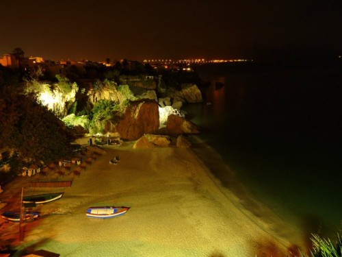 Nerjas Küste vom Balcón de Europa bei Nacht